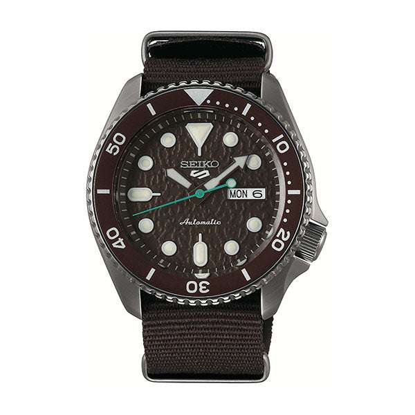 Seiko 5 Sports Street Style Automatico Uomo 42,5 mm Acciaio Rivestimento Nero Quadrante Marrone Lunetta Girevole Marrone Vetro Hardlex Giorno e Data Cinturino Nylon Marrone 100 m Ref. SRPD85K1
