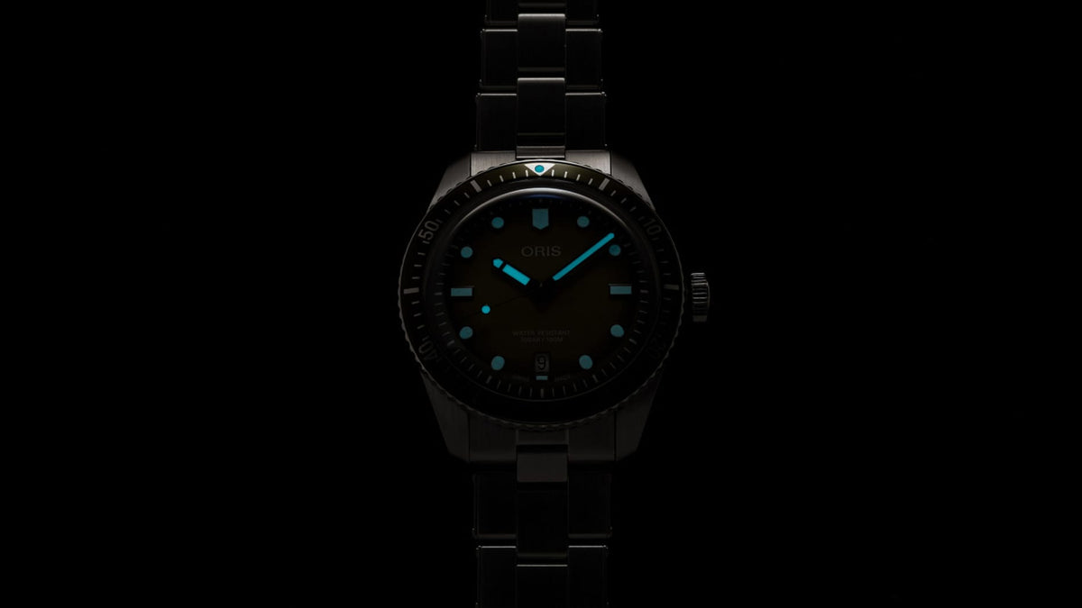 Orologio Oris con quadrante scuro e indici luminescenti blu