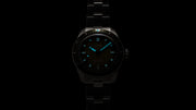Orologio Oris con quadrante scuro e indici luminescenti blu