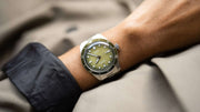 Orologio subacqueo ORIS con bracciale in acciaio e quadrante verde, indossato al polso