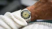 Orologio subacqueo ORIS con quadrante verde e bracciale in acciaio, al polso