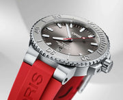 Orologio Oris con lunetta relief, quadrante grigio e finestra data sul 30, cinturino rosso