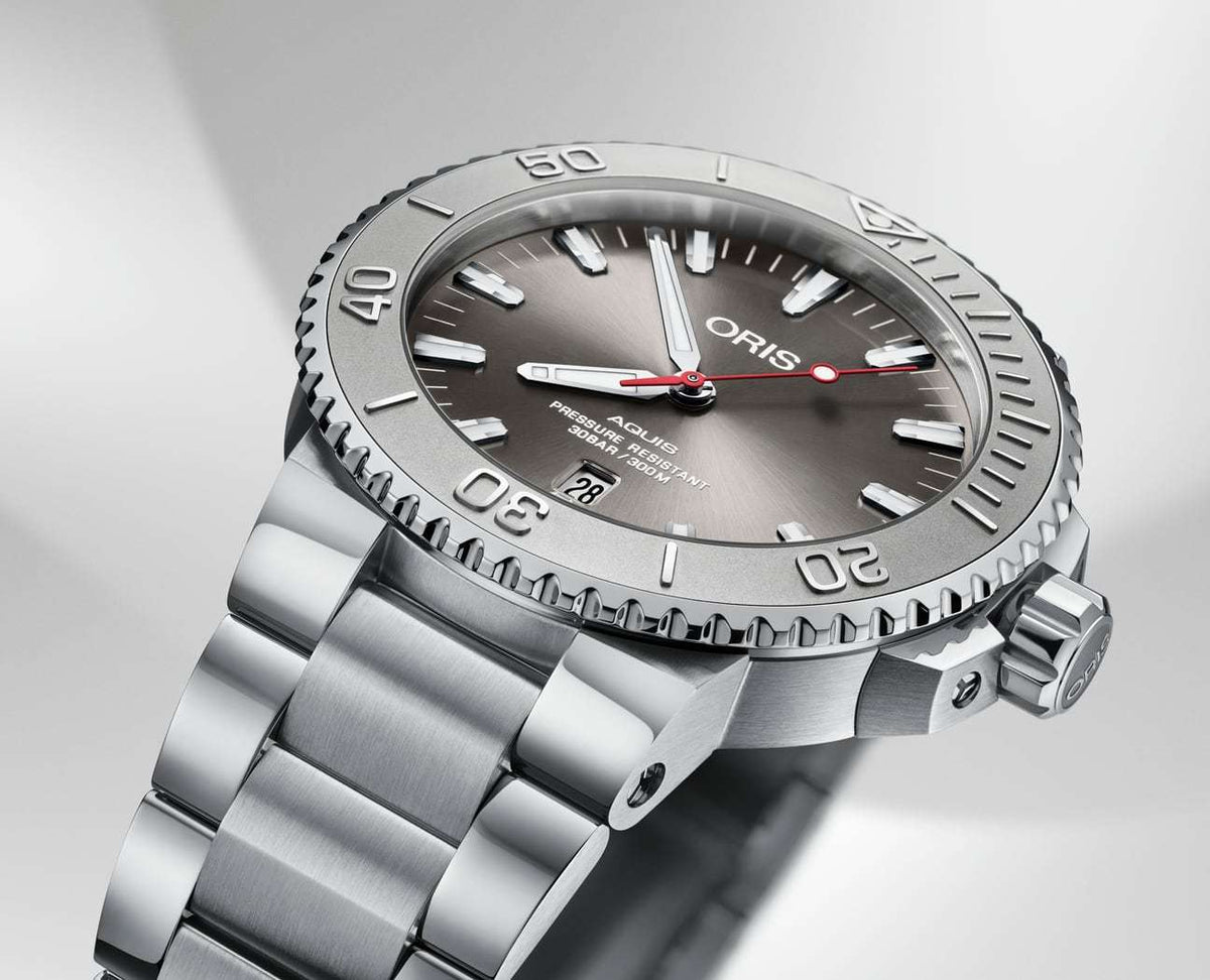 Oris Aquis Date Relief Uomo 43,5 mm Acciaio Quadrante Grigio Lunetta Relief in Acciaio Vetro Zaffiro Calibro 733 Automatico Bracciale Acciaio Data 30 ATM Swiss Made Ref. 01 733 7730 4153-07 8 24 05PEB Oasi Watch