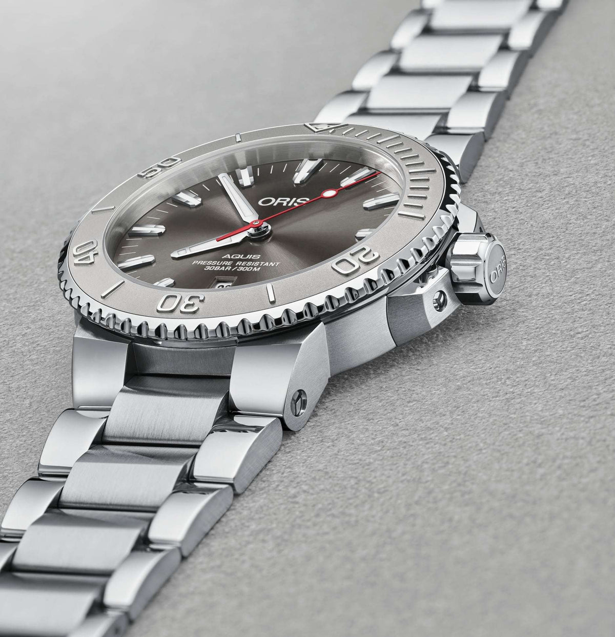 Oris Aquis Date Relief Uomo 43,5 mm Acciaio Quadrante Grigio Lunetta Relief in Acciaio Vetro Zaffiro Calibro 733 Automatico Bracciale Acciaio Data 30 ATM Swiss Made Ref. 01 733 7730 4153-07 8 24 05PEB Oasi Watch