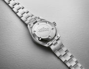 Orologio Oris con fondello in acciaio inciso e bracciale a maglie