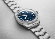 Orologio subacqueo in acciaio con quadrante blu e lunetta dentata
