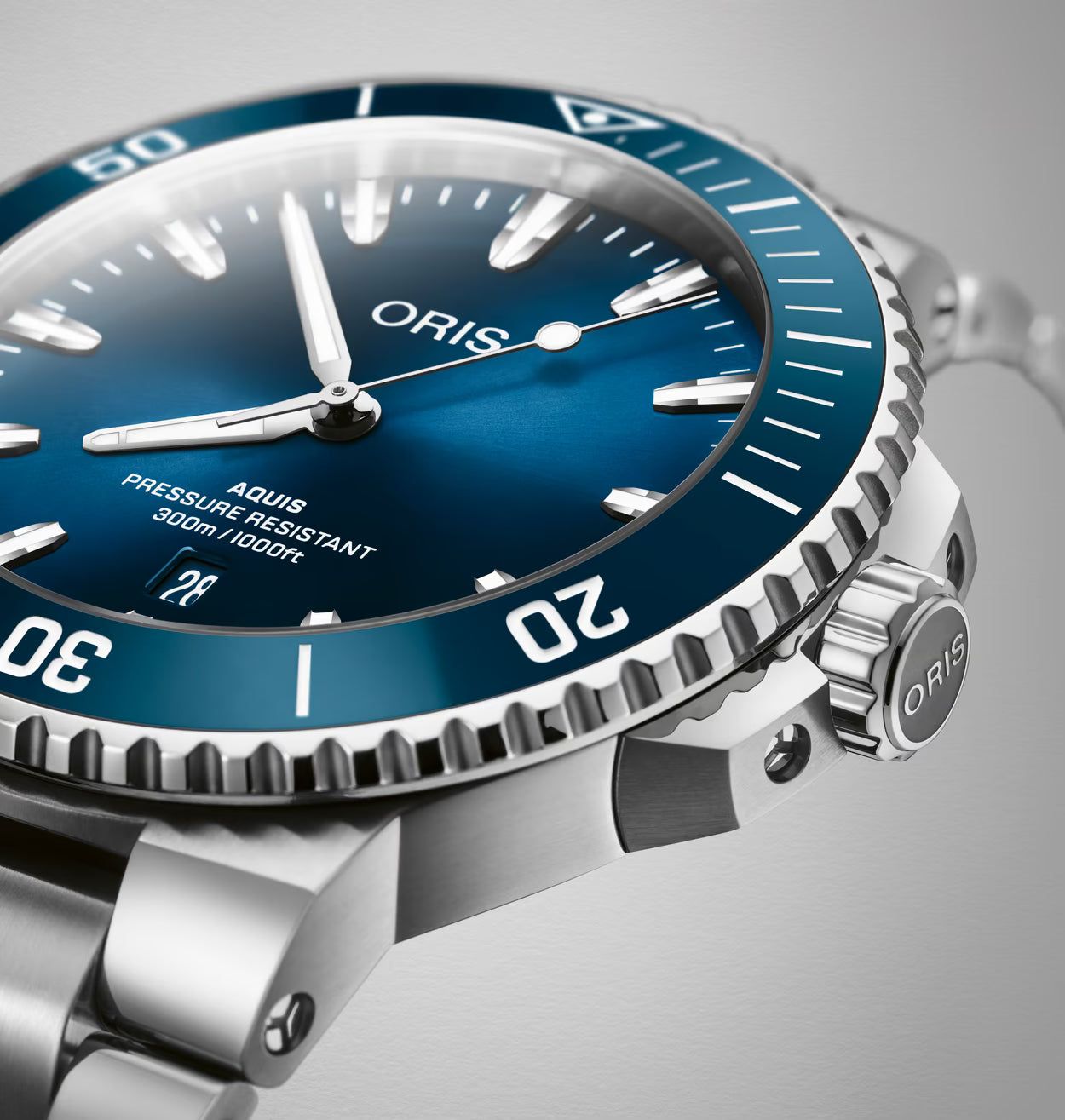 Orologio Oris Aquis: quadrante blu con indici luminescenti e ghiera