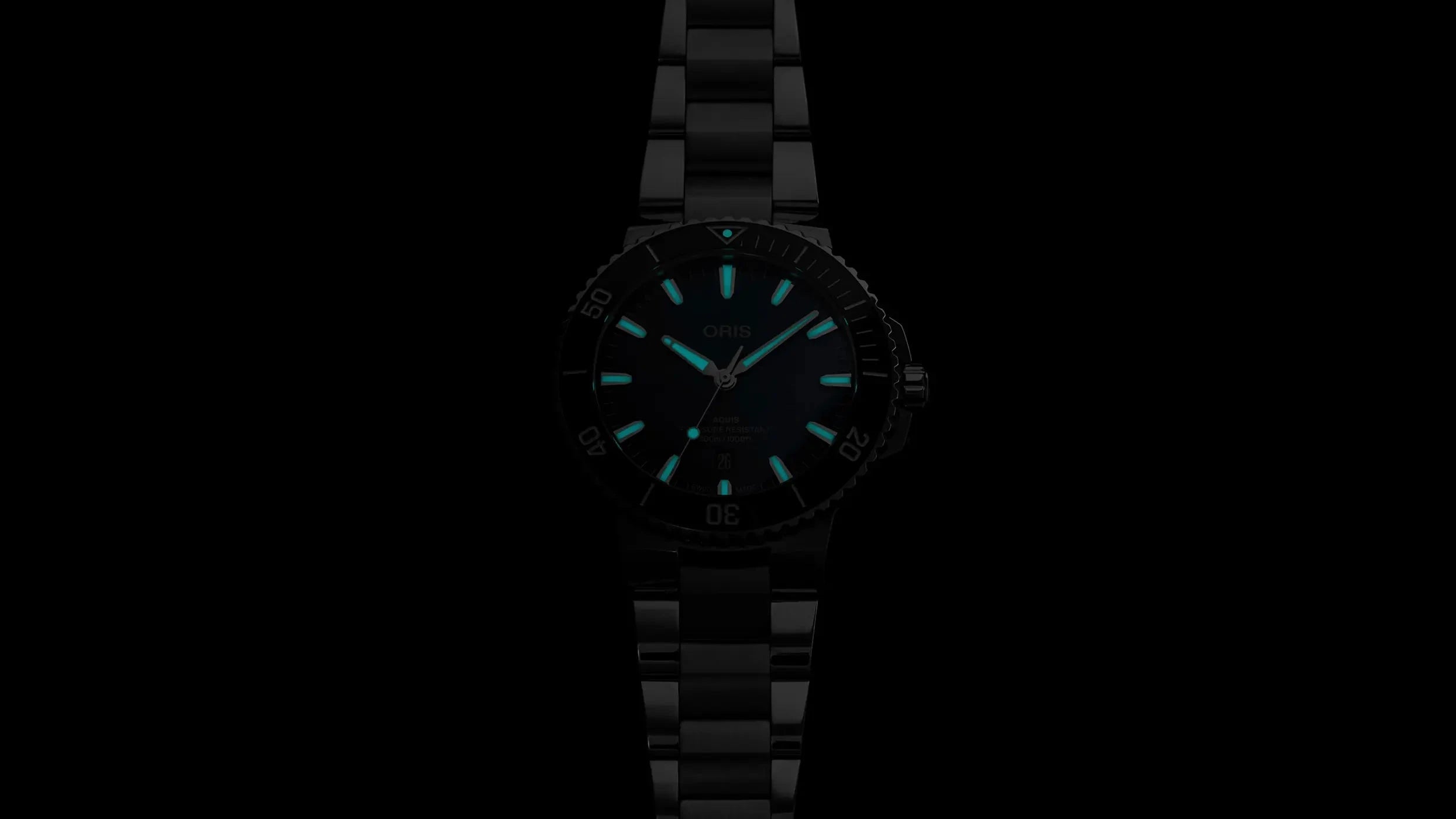 Orologio Oris Aquis automatico con quadrante scuro e bracciale in acciaio