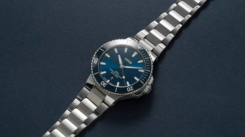 Orologio subacqueo con quadrante blu, lunetta con numeri e cinturino acciaio