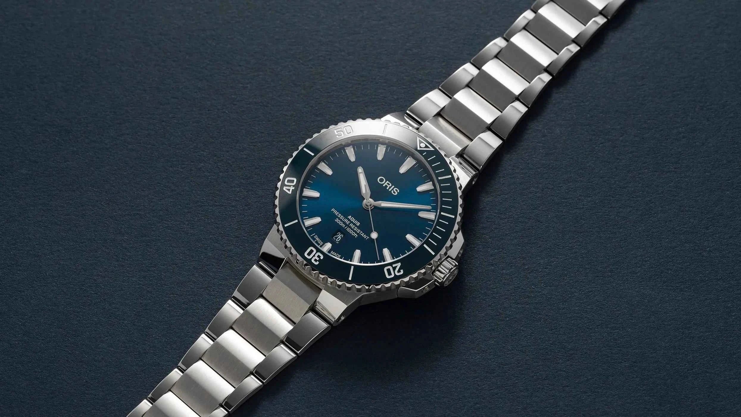 Orologio subacqueo con quadrante blu, lunetta con numeri e cinturino acciaio