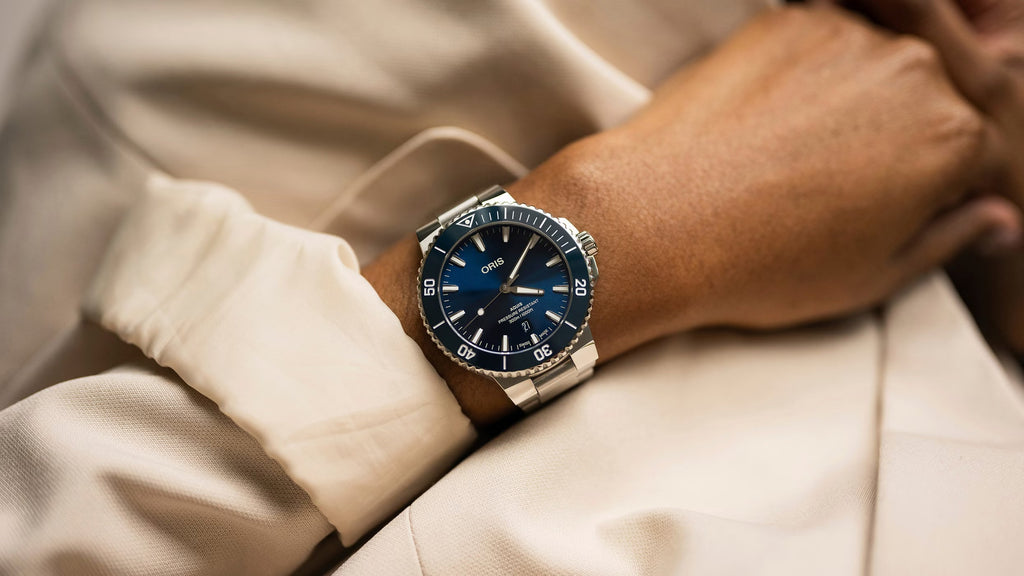 Orologio Oris Aquis automatico blu al polso con bracciale in acciaio