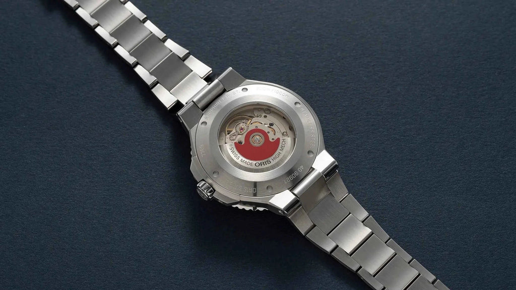 Orologio con fondello in acciaio e cinturino maglia in metallo