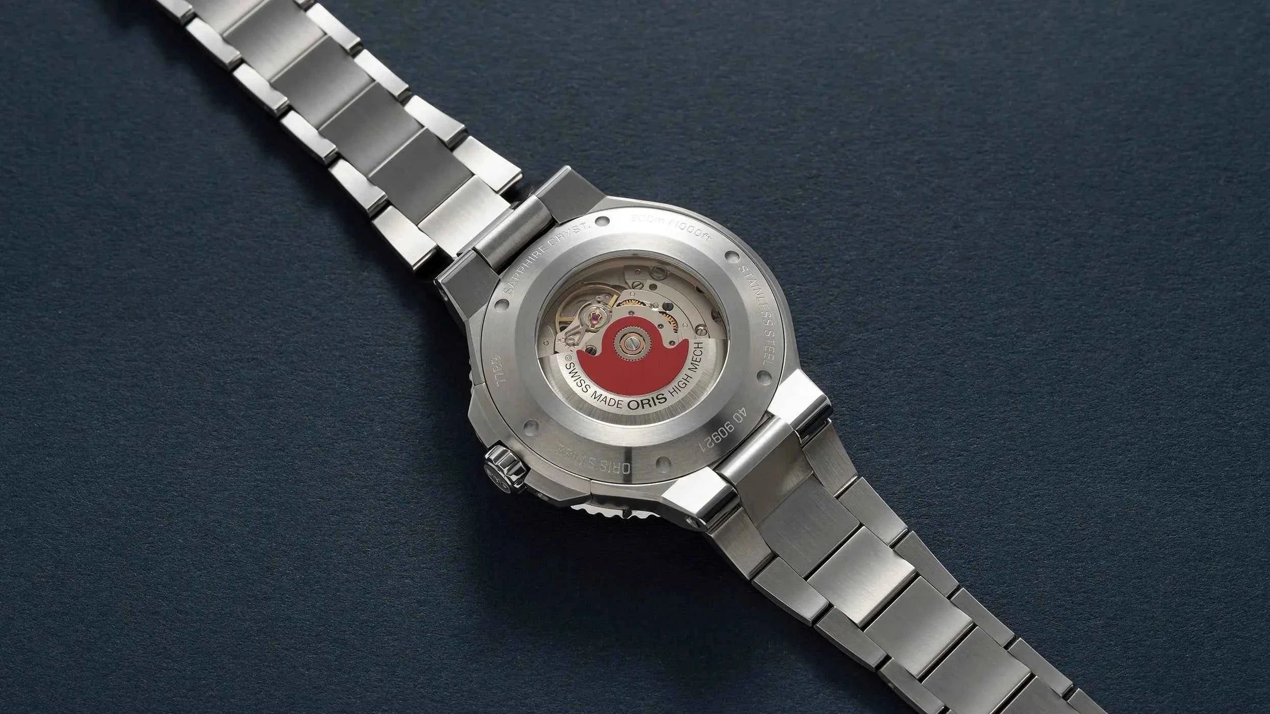 Orologio con fondello in acciaio e cinturino maglia in metallo