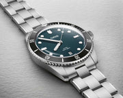 Primo piano orologio ORIS con quadrante blu-verde e bracciale d’acciaio.