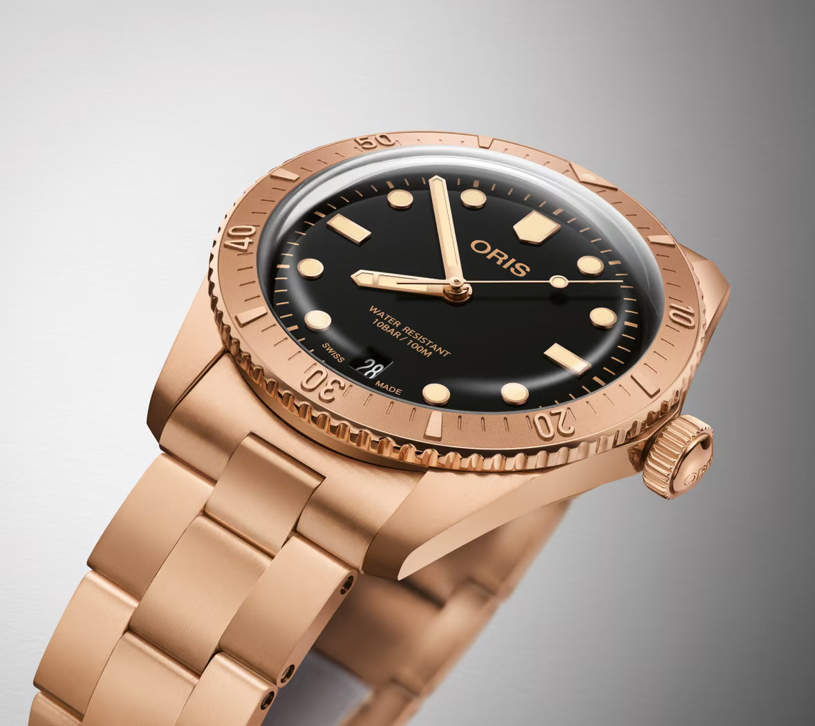 Orologio Oris con quadrante nero, indici beige, ghiera bronzo e bracciale maglia