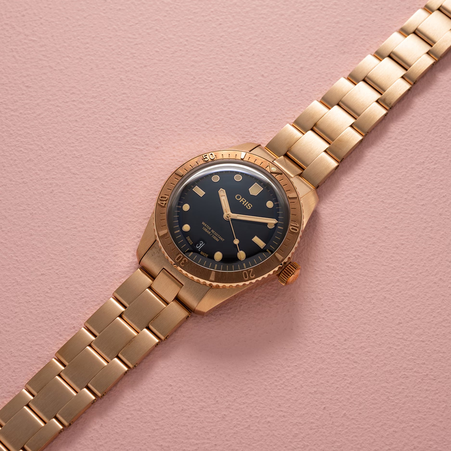 Orologio sub con cassa e cinturino bronzo, quadrante nero con dettagli blu