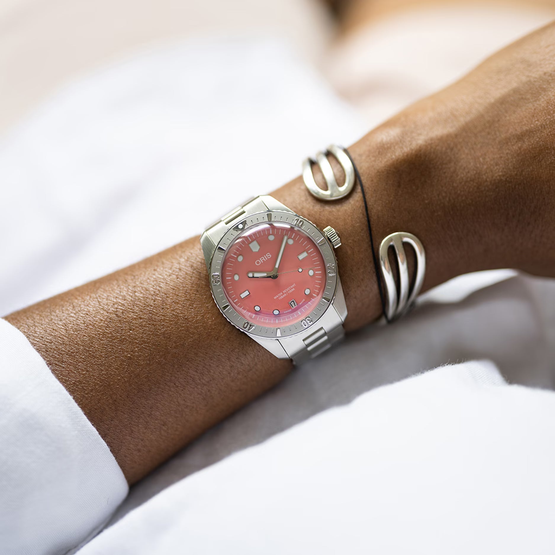 Orologio Oris con bracciale in acciaio e quadrante rosa, lancette e indici visibili