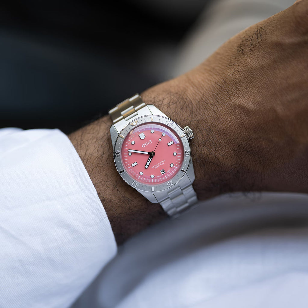 Orologio Oris al polso con bracciale in acciaio e quadrante rosa, fascia girevole