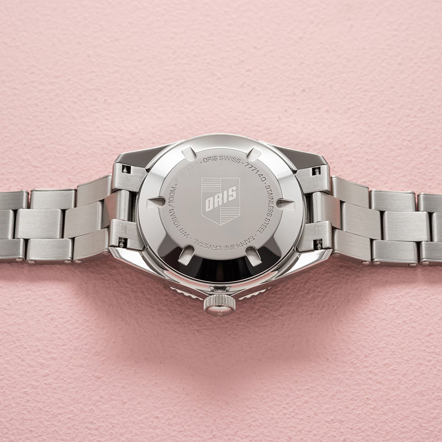 Fondello dell’orologio Oris in acciaio con incisioni, collegamento bracciale visibile