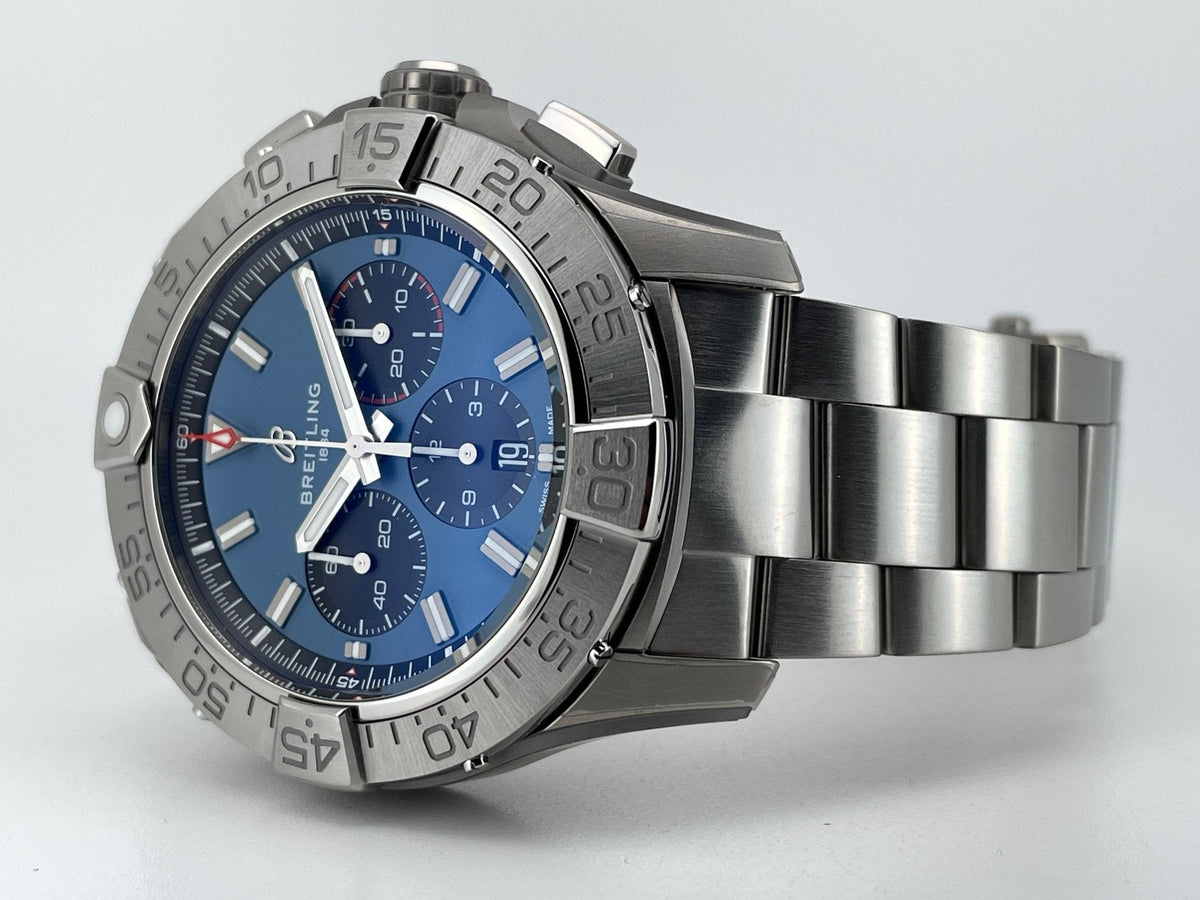 Orologio titanio con quadrante blu e cassa laterale, bracciale a maglie
