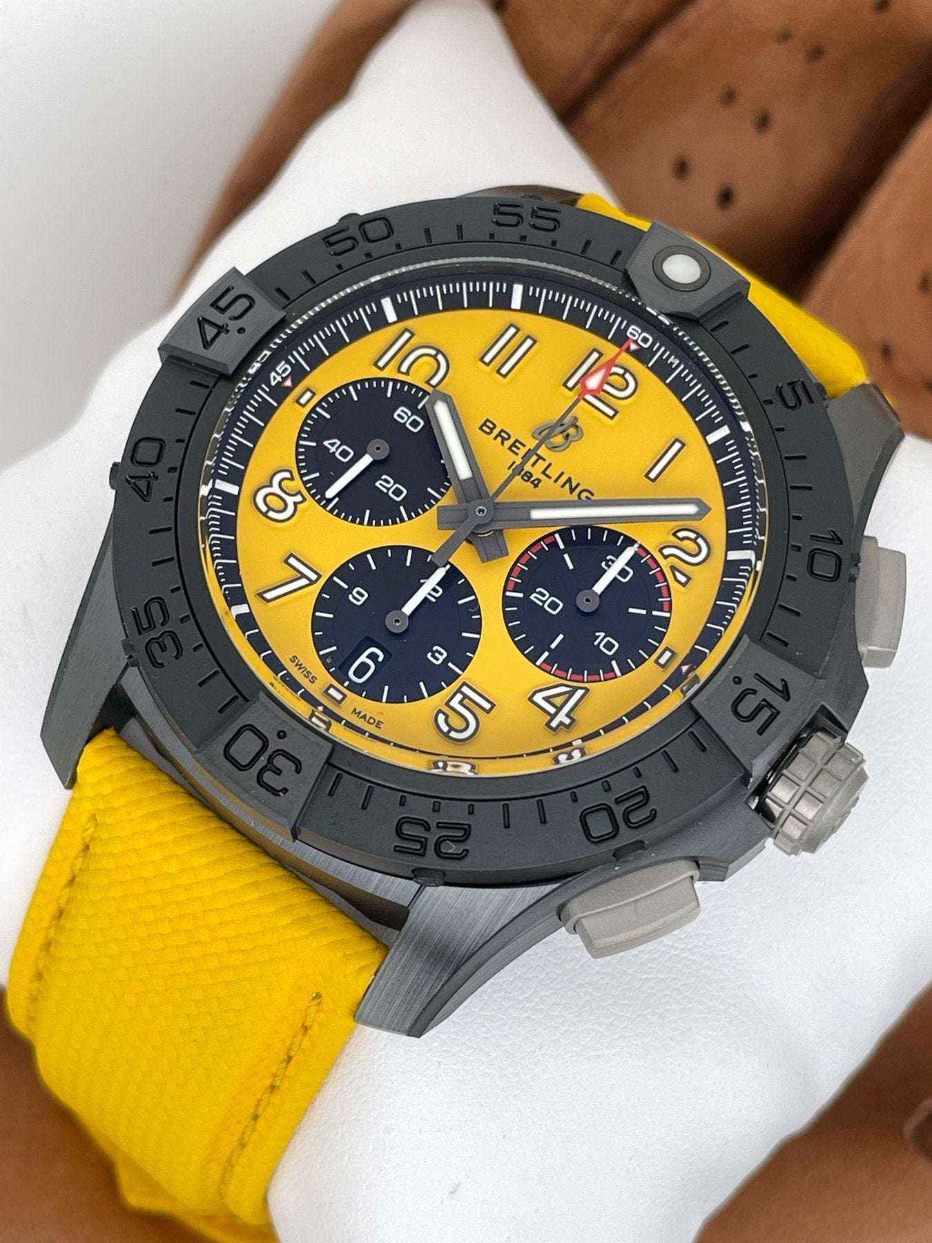 Orologio cronografo da uomo con cassa nera ceramica e quadrante giallo, cinturino pelle