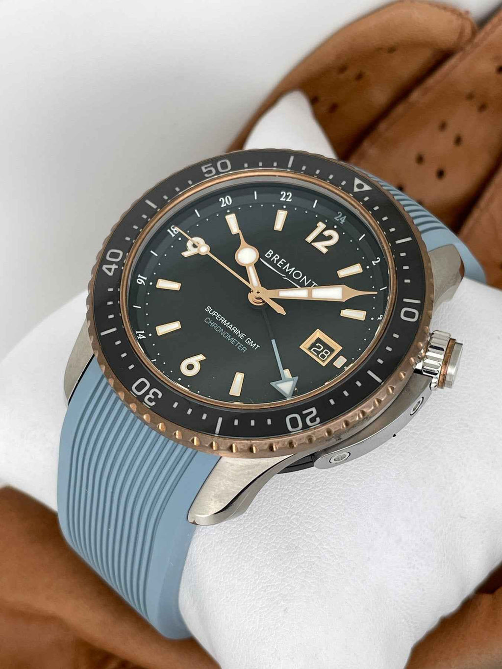 Orologio subacqueo da uomo sul polso con quadrante nero e cinturino gomma azzurro