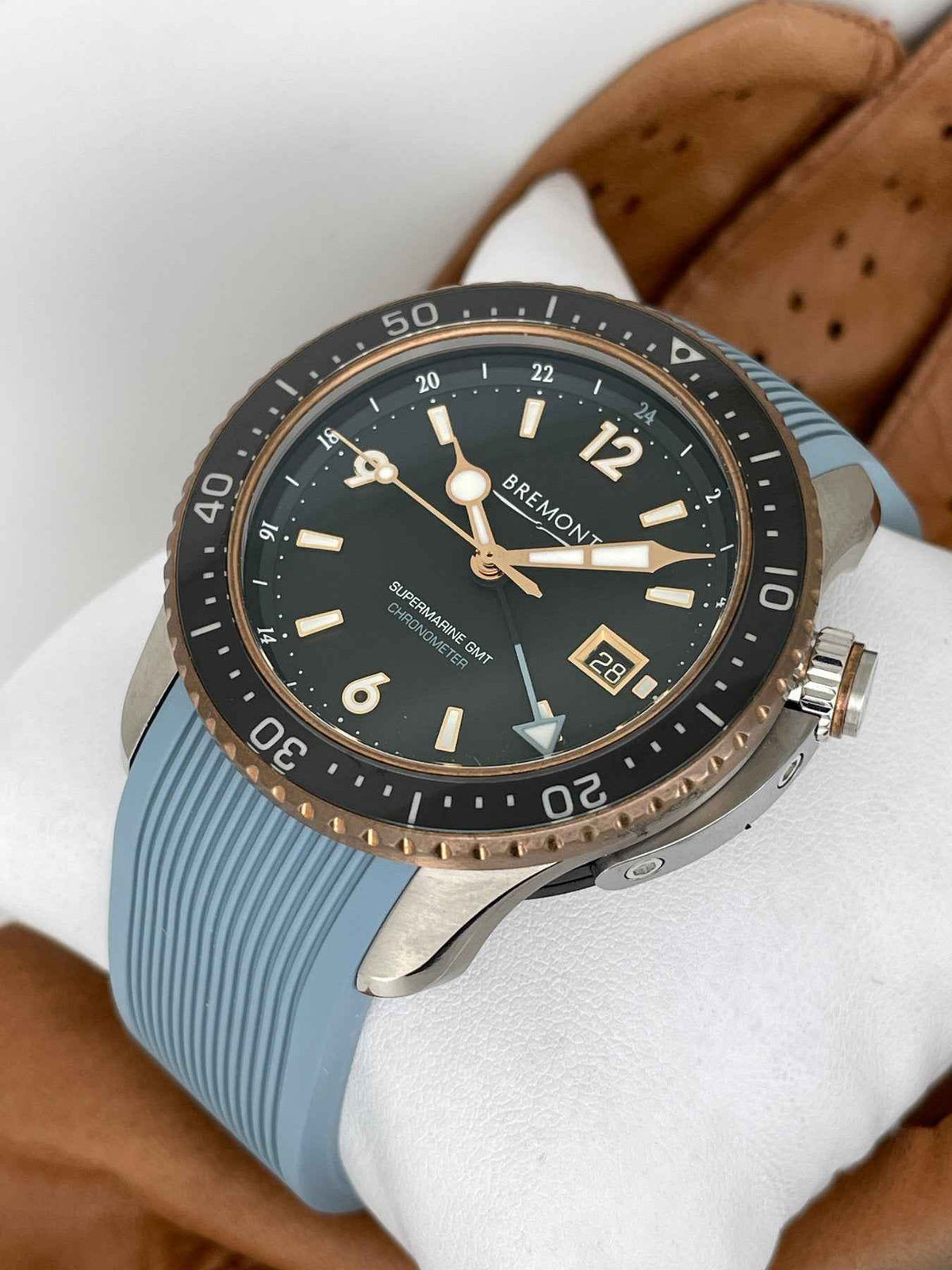 Orologio subacqueo da uomo sul polso con quadrante nero e cinturino gomma azzurro