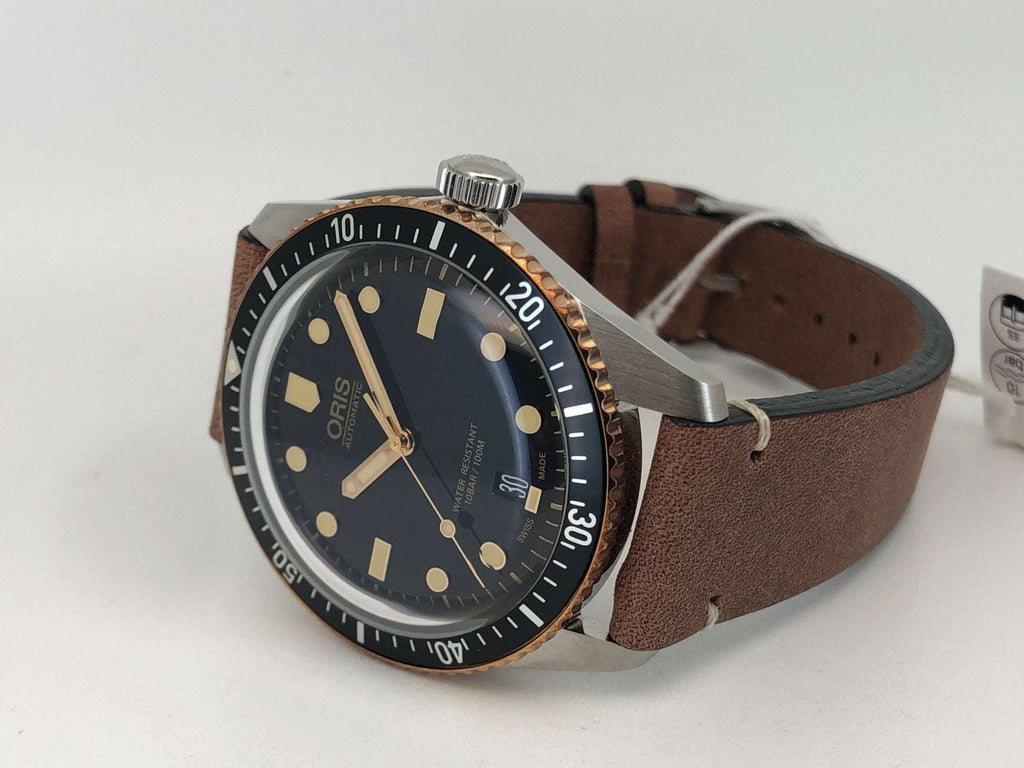 Oris Divers Sixty-Five Uomo 40mm Cassa Acciaio e Bronzo Quadrante Nero Automatico Calibro 733 Vetro Zaffiro Lunetta Diver Cinturino Pelle Data Super-LumiNova 100m Swiss Made Ref. 01 733 7707 4354-07 5 20 45 Oasi Watch
