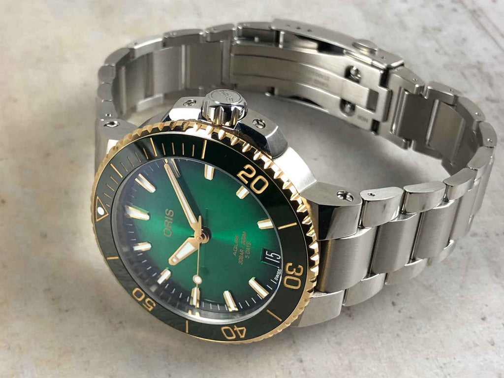 Orologio subacqueo ORIS con quadrante verde, corona e cinturino in acciaio
