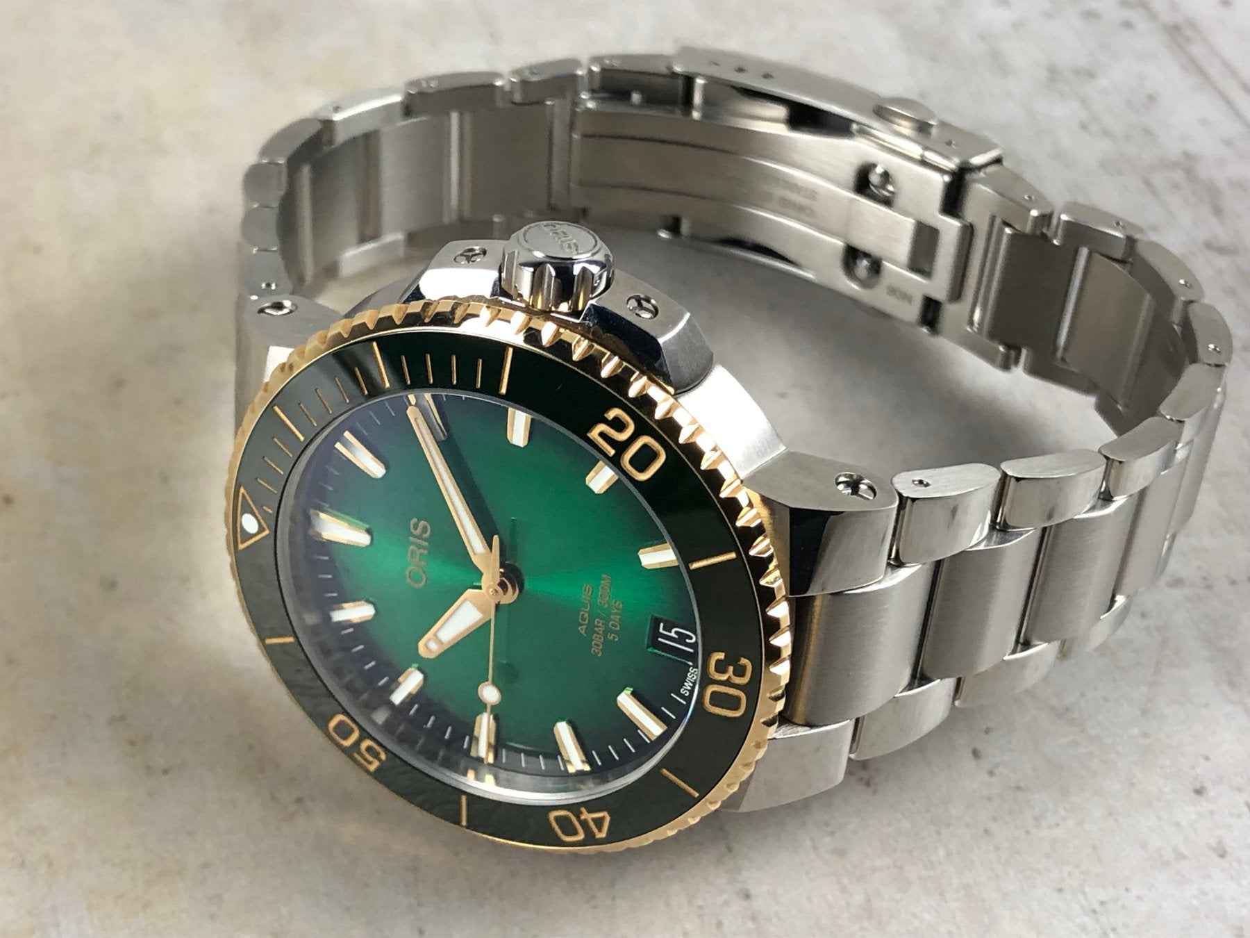 Orologio subacqueo ORIS con quadrante verde, corona e cinturino in acciaio
