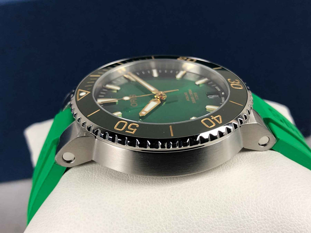 Orologio subacqueo Oris con cassa acciaio e quadrante verde su cinturino verde