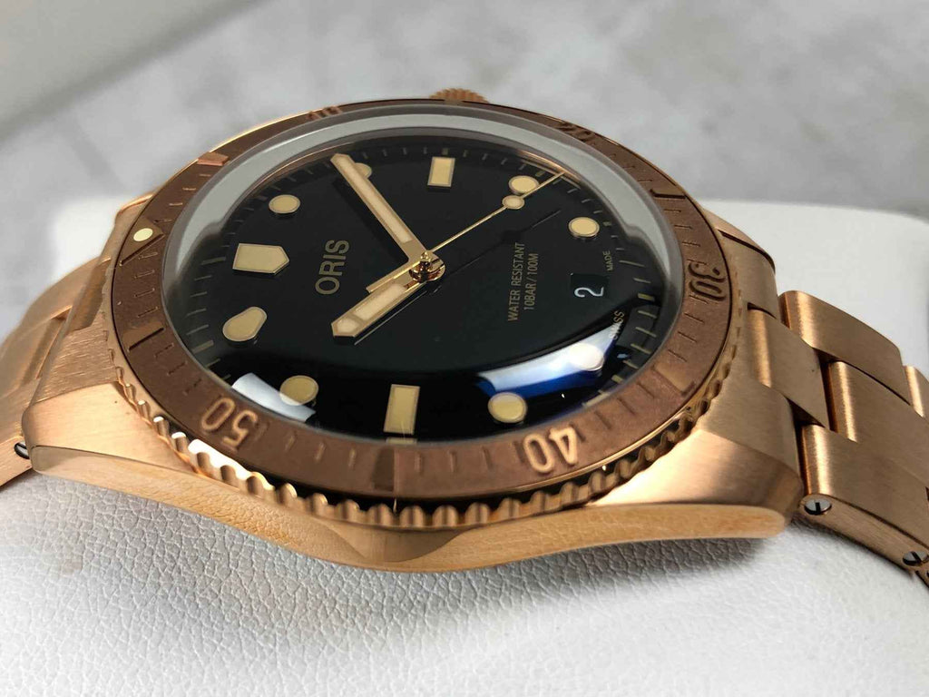Orologio subacqueo Oris con quadrante nero, cassa bronzo e bracciale maglia