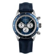 Orologio cronografo con quadrante blu, cinturino in pelle scura e cassa in acciaio.