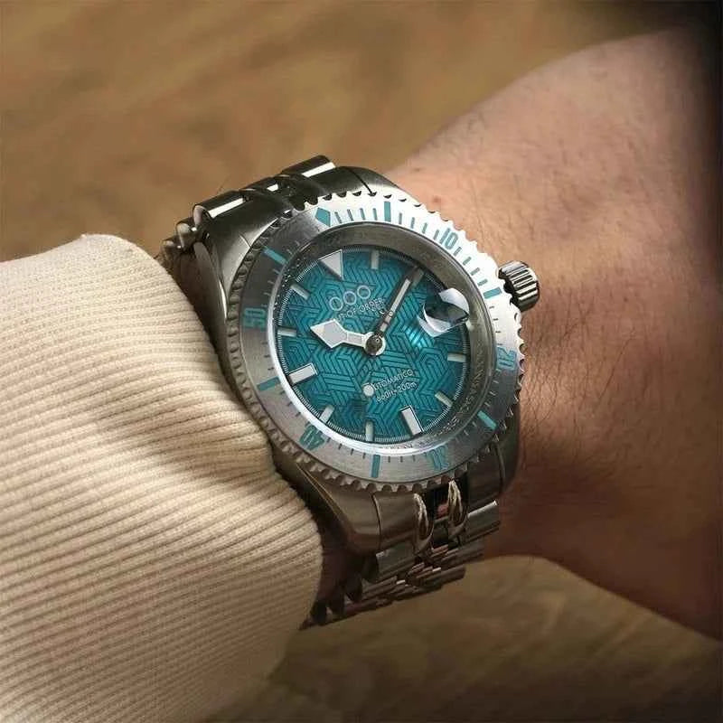 Orologio subacqueo al polso con quadrante verde acqua e bracciale in maglia metallica