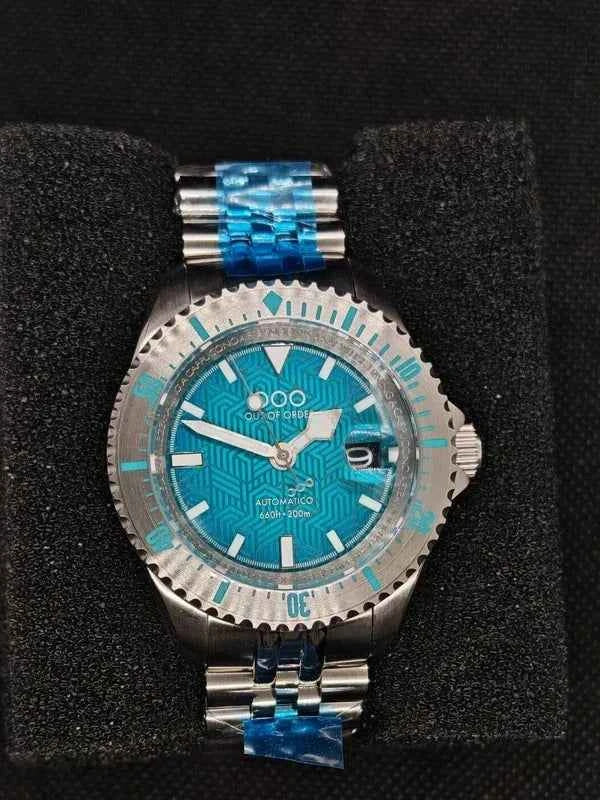 Orologio subacqueo con quadrante blu-verde e bracciale in acciaio con maglie blu