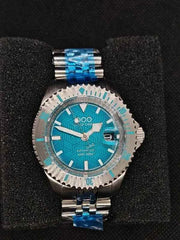 Orologio subacqueo con quadrante blu-verde e bracciale in acciaio con maglie blu