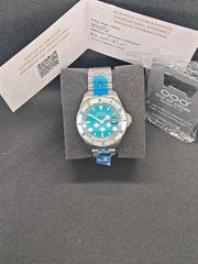 Orologio subacqueo con quadrante blu-verde su scatola, bracciale in acciaio e maglie blu