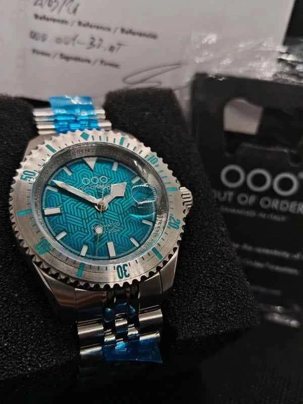 Orologio subacqueo con quadrante verde acqua, indici luminescenti e ghiera zigrinata
