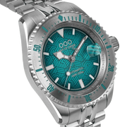 Orologio subacqueo in acciaio con quadrante verde acqua e dettagli della corona
