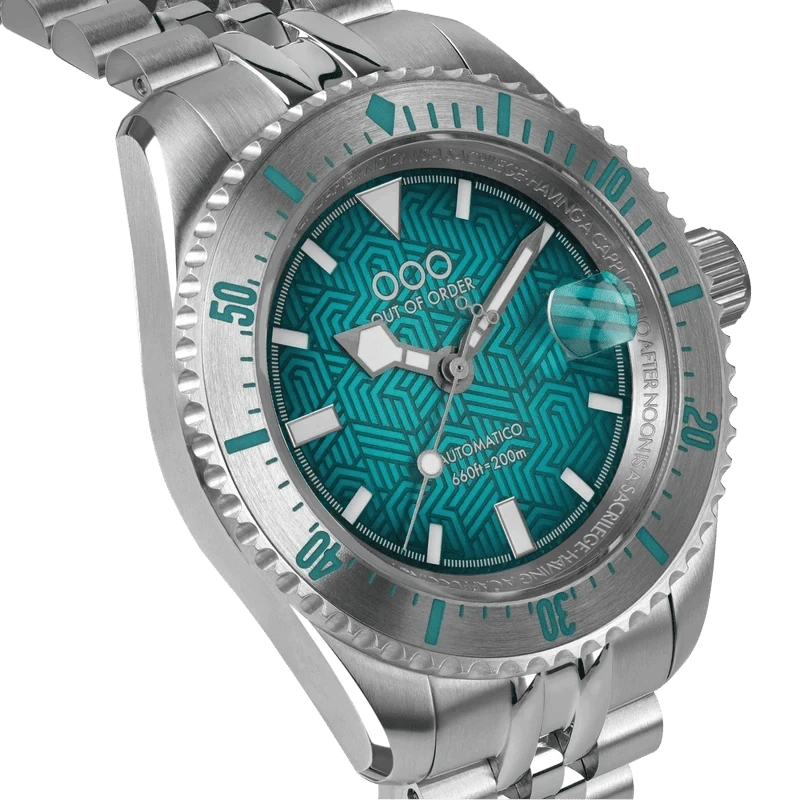 Orologio subacqueo in acciaio con quadrante verde acqua e dettagli della corona