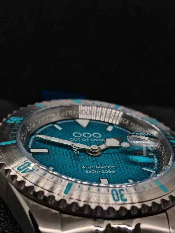 Orologio subacqueo in primo piano: quadrante blu-verde e ghiera con scala minuti