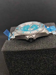 Orologio subacqueo visto di lato con corona e quadrante blu-verde su bracciale acciaio
