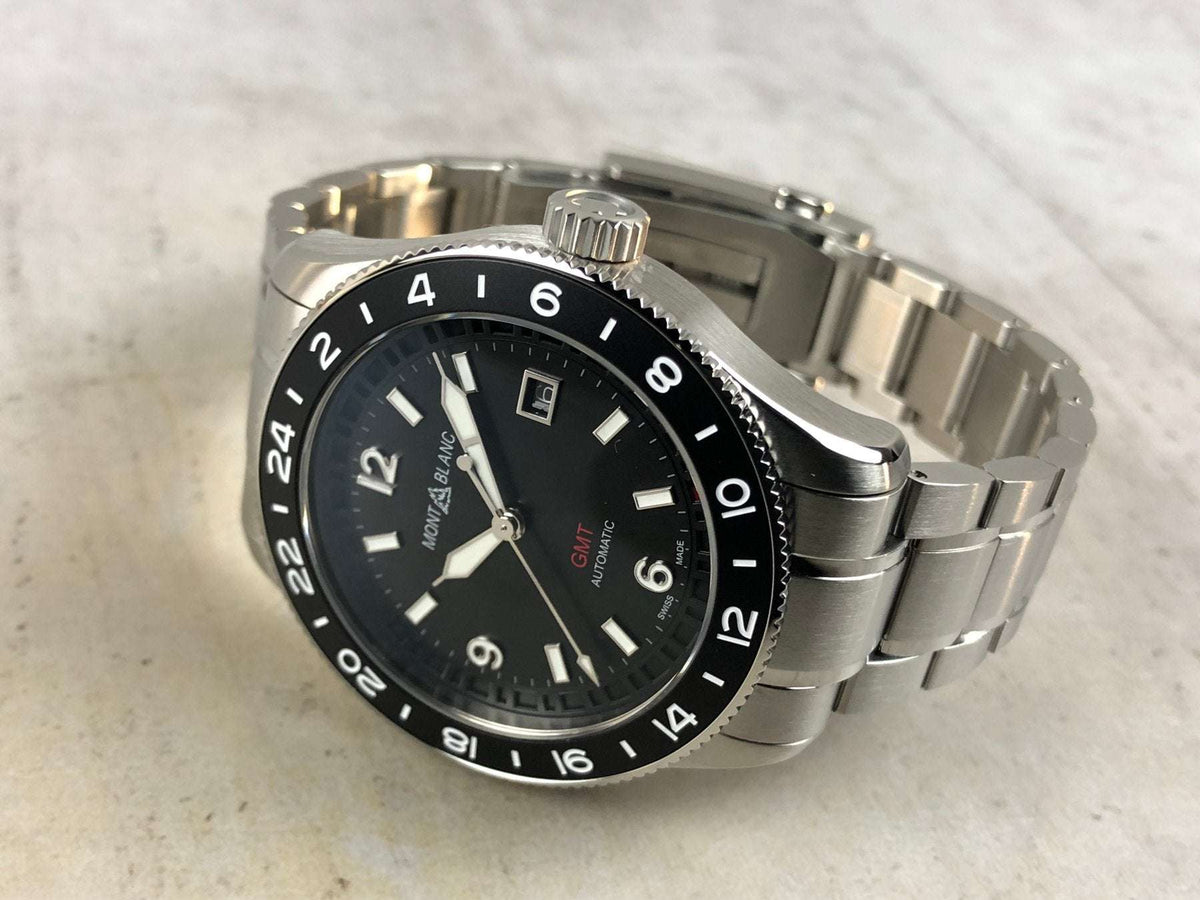 Orologio GMT Montblanc con quadrante nero e cinturino in acciaio, vista laterale