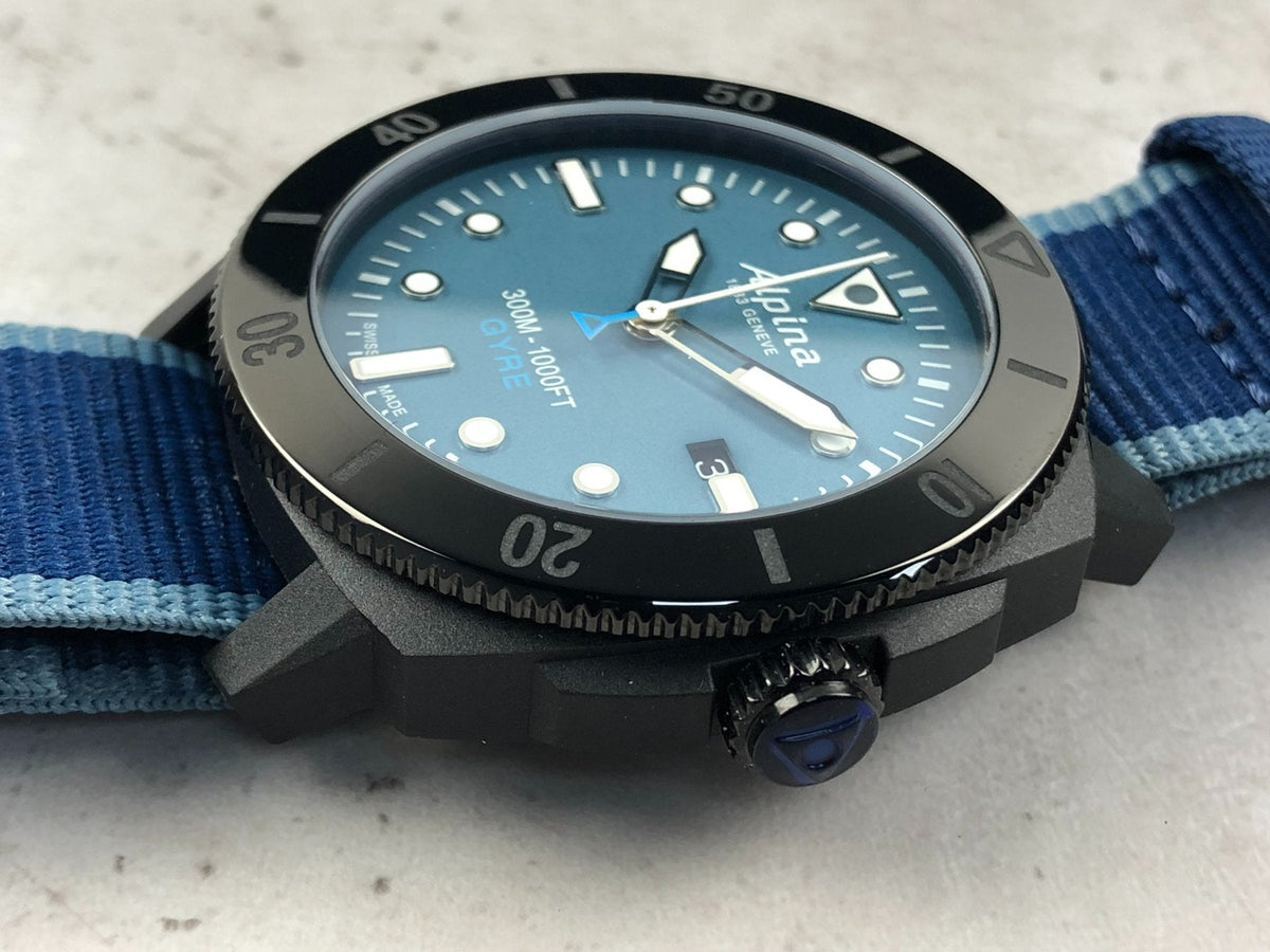 Orologio subacqueo Alpina con corona laterale, quadrante blu e ghiera nera