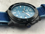 Orologio subacqueo Alpina con corona laterale, quadrante blu e ghiera nera