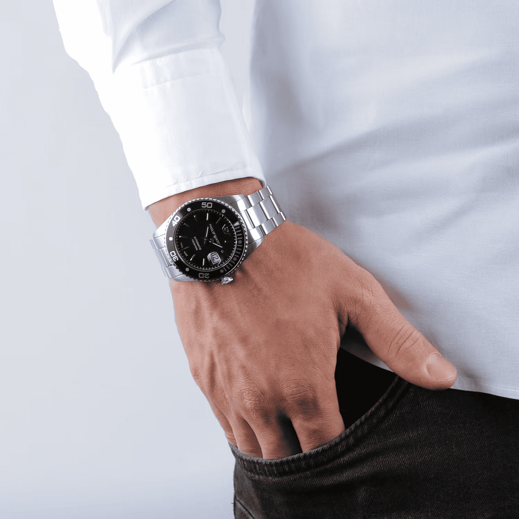 Orologio automatico Philip Watch con quadrante nero e bracciale in acciaio, indossato