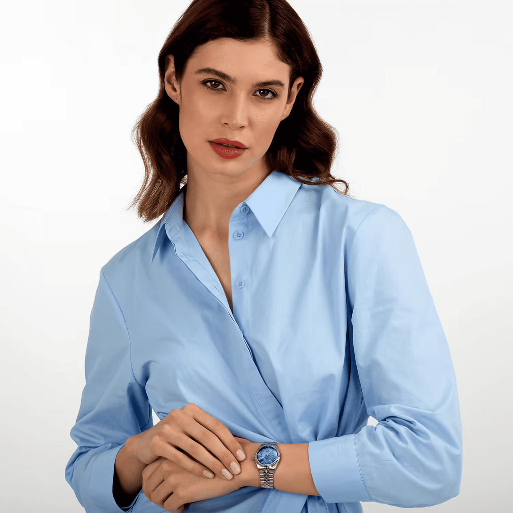 Orologio da donna con quadrante blu e bracciale in acciaio indossato al polso
