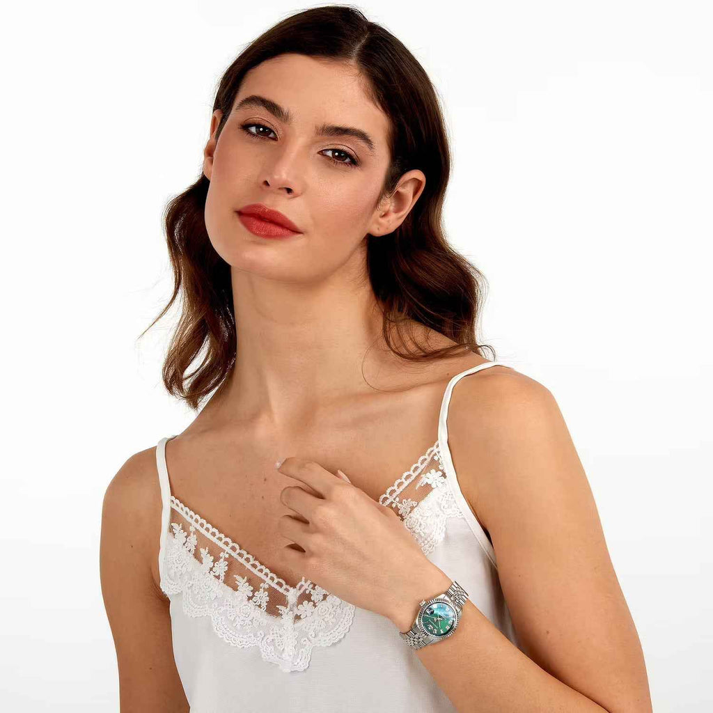 Orologio da polso in acciaio con quadrante verde e bracciale a maglie, vista di lato
