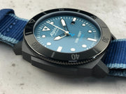 Orologio Alpina con quadrante blu e indici bianchi, cinturino NATO blu e chiaro