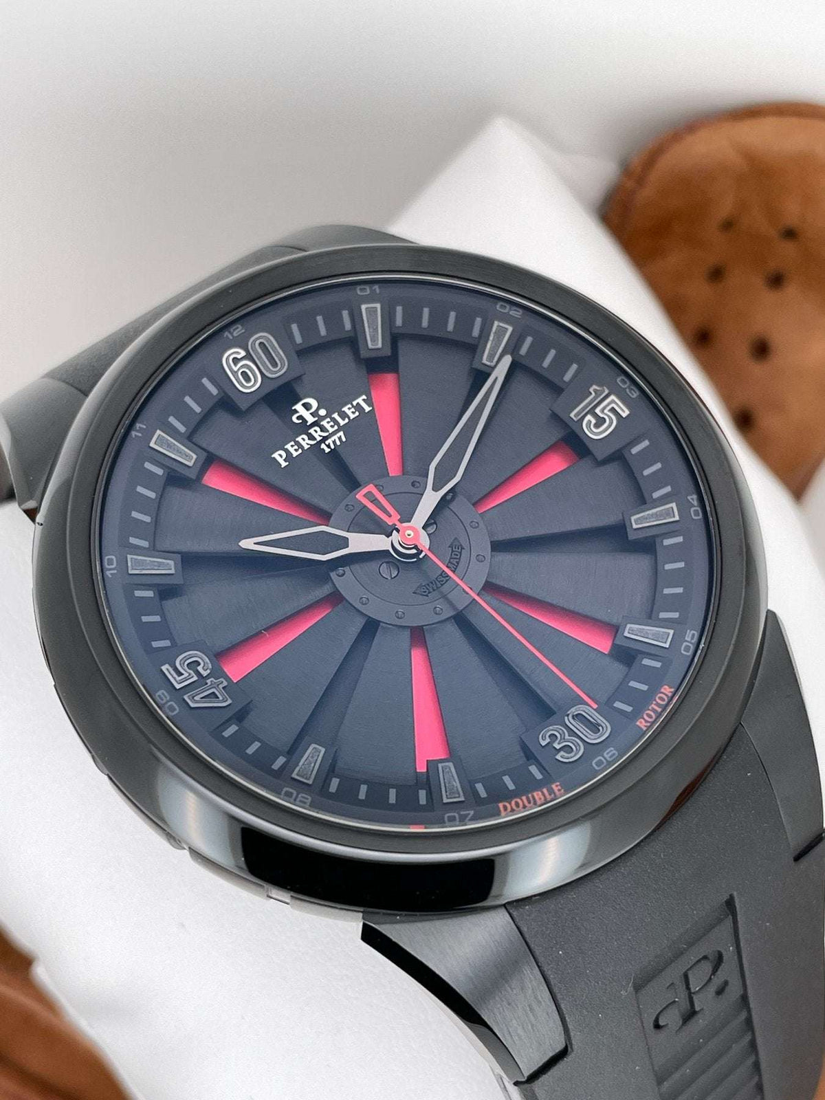 Orologio automatico con quadrante blu scuro e lancette rosse, cassa nera e cinturino